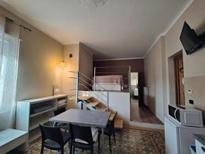 um pequeno apartamento com uma mesa e um beliche em La pajassa 22 em Alba