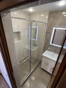 A bathroom at apartment called CASCADE Még 24 kép