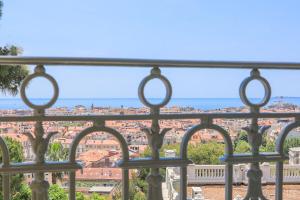 d'un balcon offrant une vue sur la ville. dans l'établissement Hôtel Petit Palais, à Nice