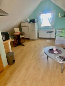 a living room with a table and a couch at Übernachtung Möglichkeit in Eitensheim