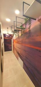 una habitación con una pintura del océano en la pared en OITUZ Boutique Residence, en Mangalia