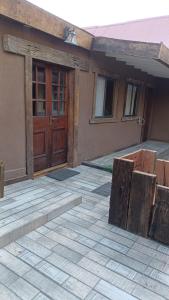 Casa con puerta de madera y patio en Casa en Diaguitas, en Vicuña