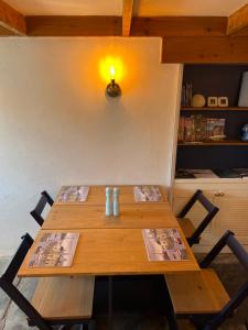 uma mesa de madeira com uma luz em cima em The Cottage St Kew em Port Isaac