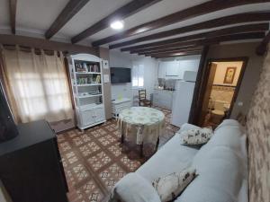 salon z kanapą i stołem w obiekcie Casa El Olivo by CasaTuristica w mieście Benalauría