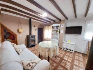 salon z kanapą i stołem w obiekcie Casa El Olivo by CasaTuristica w mieście Benalauría
