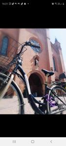 uma bicicleta estacionada em frente a uma igreja em La pajassa 22 em Alba