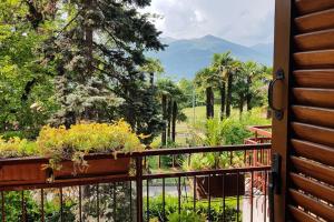 a balcony with a view of the mountains at Appartamento in residence con piscina in Luino