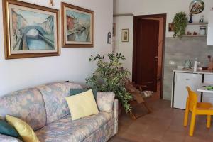 a living room with a couch and a kitchen at Appartamento in residence con piscina in Luino