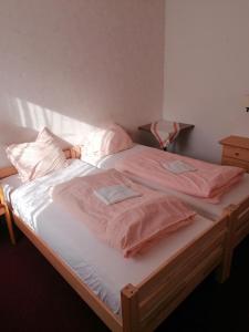 מיטה או מיטות בחדר ב-Ostalgie Ferienheim Sorgenfrei