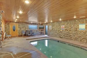 Newly Designed 2 Bedroom cabin with indoor pool 내부 또는 인근 수영장