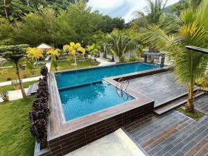 ein Bild eines Pools in einem Resort in der Unterkunft Pangkor Nature View House in Pulau Pangkor