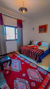 - une chambre avec 2 lits et un tapis rouge dans l'établissement Ourika lodge the healing place, à Tafza