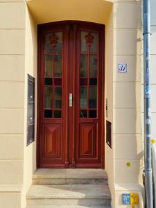 una puerta roja en el lateral de un edificio en FeWo Meeres Luft, en Wismar