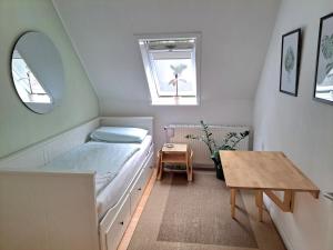 Habitación pequeña con cama y mesa en Ferienwohnung Rosengarten, en Rosengarten