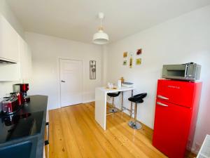 uma cozinha com um frigorífico vermelho e uma pequena mesa em FeWo Meeres Luft em Wismar