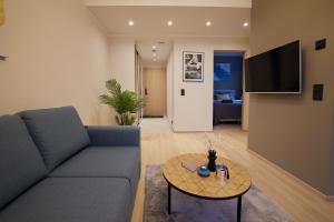TV a/nebo společenská místnost v ubytování Kastani Apartments