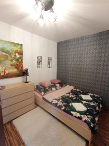 1 dormitorio con 2 camas y un cuadro en la pared en MK Apartament III, en Rzeszów