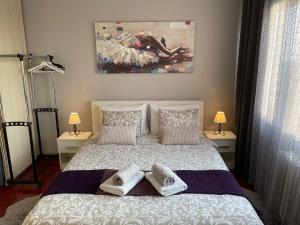 1 dormitorio con 1 cama con toallas en Apartments High, en Zagreb