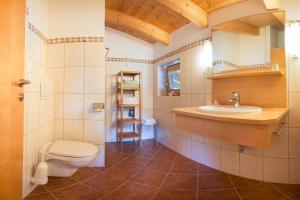 un bagno con un water e un lavandino di Haus Fernblick a Neustift im Stubaital