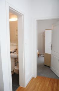 ein Bad mit einem Waschbecken und einem Spiegel im Zimmer in der Unterkunft Ferienhaus Pauls Ferienhaus Pauls, Whg 07 in Norderney