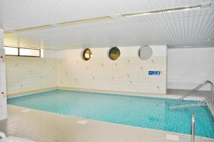 a large swimming pool in a gym with at Kalfamer Kalfamer 43 in Norderney