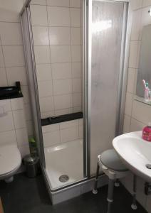 eine Dusche in einem Badezimmer mit Waschbecken und Toilette in der Unterkunft Haus Sieben Wohnung 1 Roonstraße 3 in Norderney