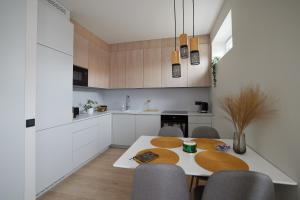 Kuchyň nebo kuchyňský kout v ubytování Kastani Apartments