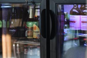 - un réfrigérateur rempli de nombreuses bouteilles de bière dans l'établissement Akrenbos 101, à Bever