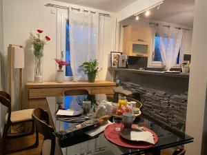 una cucina con tavolo e cibo di Manurêva - Chambre d'hôte en coeur de ville a Dinan