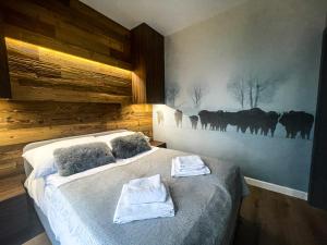Ένα ή περισσότερα κρεβάτια σε δωμάτιο στο TATANKA Dom w Puszczy & SPA na Polanie