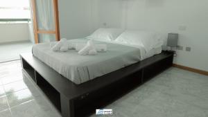 een slaapkamer met een bed met twee knuffels erop bij Smart and Sea Gardens in Tortoreto Lido