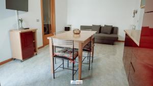 kuchnia ze stołem, krzesłami i kanapą w obiekcie Smart and Sea Gardens w mieście Tortoreto Lido