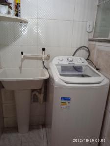 a small bathroom with a toilet and a sink at Pertinho da Mata in Cachoeiras de Macacu