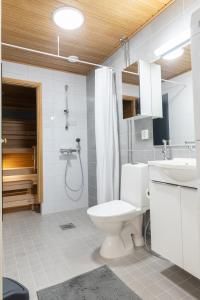 Koupelna v ubytování Arctic City Apartment Tammela with sauna and free parking