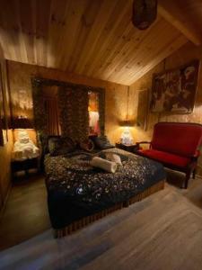 una camera con letto e sedia rossa di Chalet Valle di Corti a Pianottoli-Caldarello
