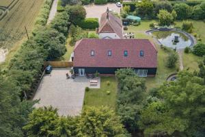 una vista aérea de una casa grande con patio en Reed Loft en Kingston