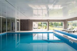 una piscina de agua azul en una casa en Reed Loft en Kingston