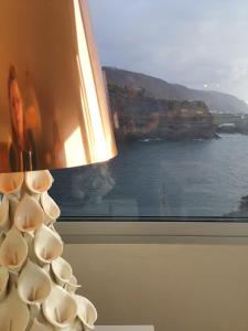 een raam met uitzicht op de oceaan en een lamp bij Tenerife Stay Ocean Front I in San Marcos