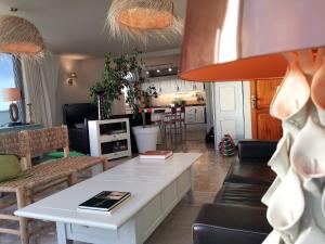 een woonkamer met een bank en een tafel bij Tenerife Stay Ocean Front I in San Marcos