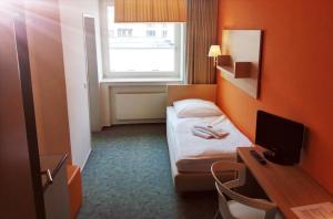 Postel nebo postele na pokoji v ubytování DRK-Tagungshotel-Dunant