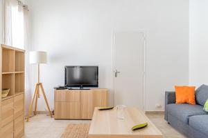TV a/nebo společenská místnost v ubytování Appartement à 5 min à pieds plage des Catalans