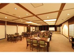 熱海市にあるAtami no kakurezato - Vacation STAY 06991vのテーブルと椅子が備わる広い客室です。