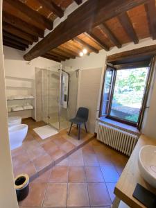 een badkamer met 2 wastafels en een glazen douche bij Il Rustico in Sansepolcro