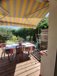 un patio con mesa y sillas en una terraza en Fréjus centre, en Fréjus