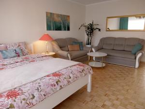 sypialnia z łóżkiem, 2 kanapami i kanapą w obiekcie Apartament Bonito w Radomiu