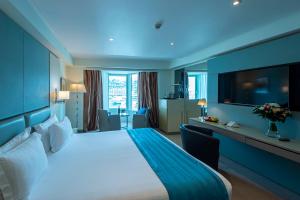 una camera d'albergo con un grande letto e una scrivania di Port Palace a Monte Carlo
