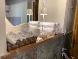 een badkamer met handdoeken op een plank voor een spiegel bij Il Rustico in Sansepolcro