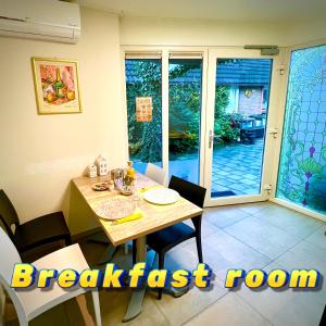 a dining room with a table and chairs and a breakfast room at Rooi Bij de Knoptoren B&B in Sint-Oedenrode