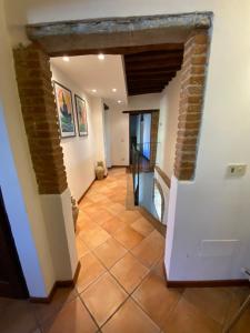 聖塞波爾克羅的住宿－Il Rustico，走廊设有瓷砖地板和砖墙