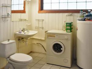 uma casa de banho com uma máquina de lavar roupa e um lavatório em Holiday home Oldedalen em Briksdalsbre